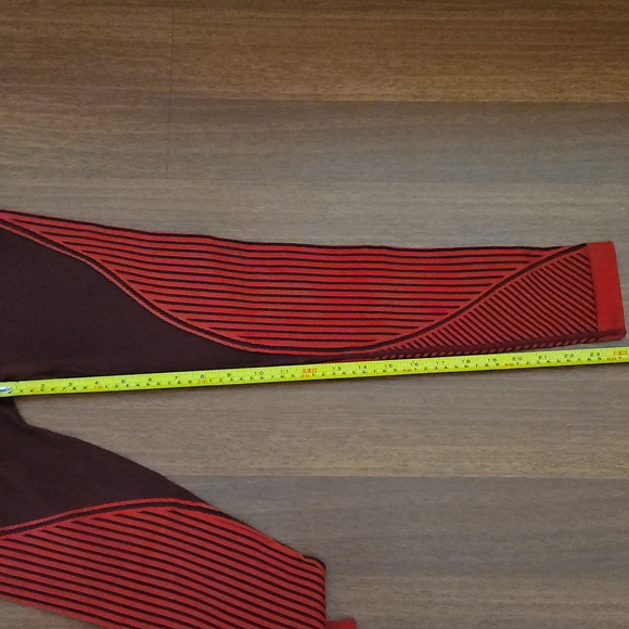 ALALA Convertible Seamless Sports Bra & Leggings Set Bright & Dark Red Stripes - Picture 16 of 16